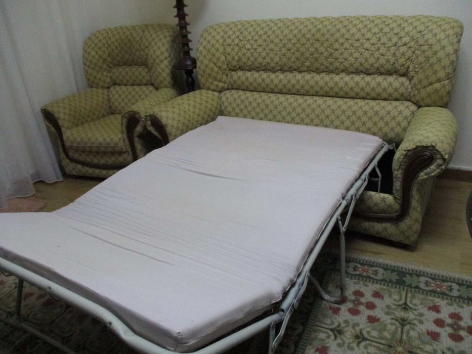 1 Sofá-cama + 1 poltrona individual, tudo como novo.