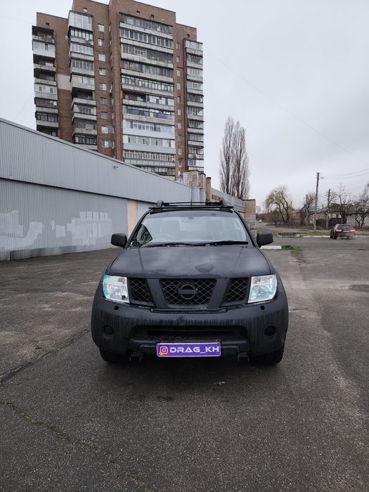 Рестовая Навара Д40 
Рама целая и без замечаний 
Кузов в зашитеом покрытии Раптор 
Правый руль 
Механическая 6 ст. коробка
Полный привод Блокировка всё работает 
Ходовая отличная 
Двигатель отличный, едит бодро, на холодную подливает, чуть нагреется и всё супер