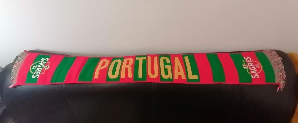 Cachecol do de Portugal com publicidade da cerveja Super