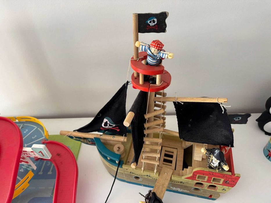 Toy Set – Garage + Pirate Ship – 20€64176743250563124