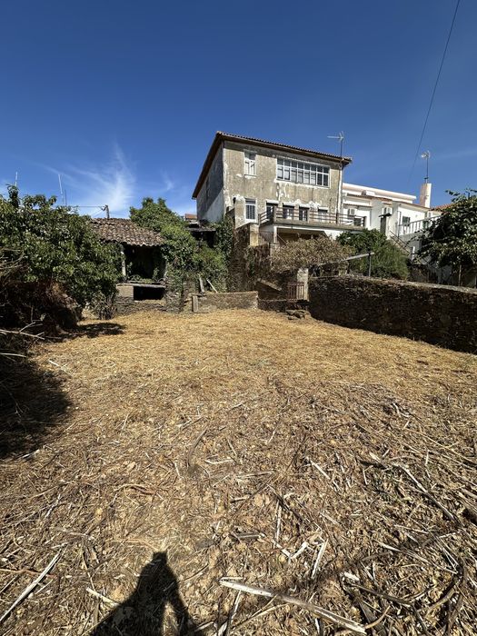 Oportunidade na Aldeia Vinhateira de Trevões (Douro)