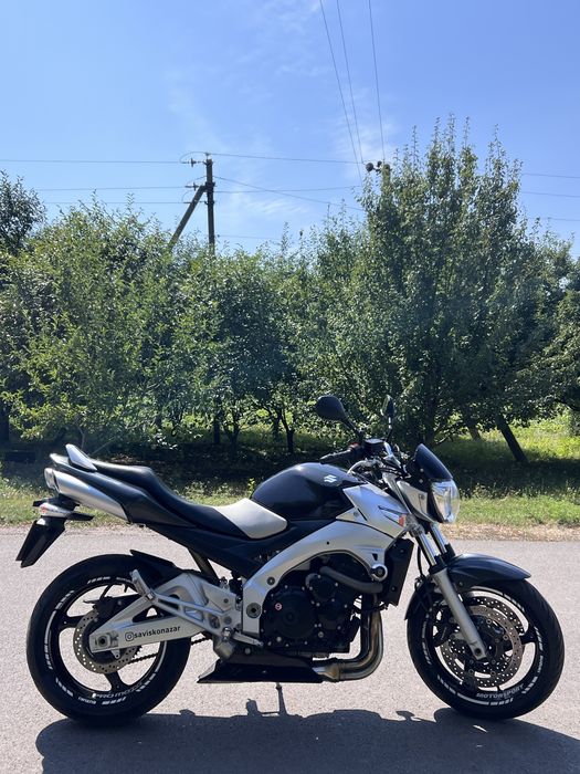 Suzuki gsr 400.