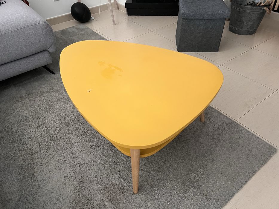 Mesa de centro em Madeira