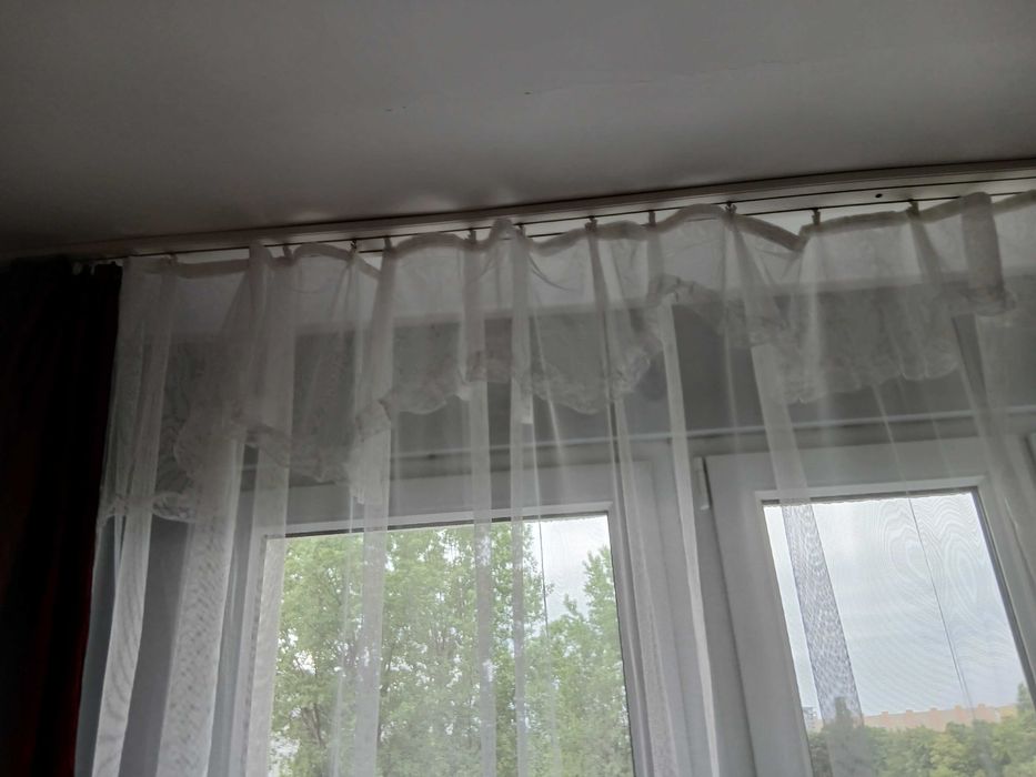 Firanka biała przeźroczysta z naszytą u góry falbanką