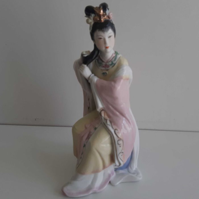 Antiga Estatueta Porcelana Chinesa 23cm Senhora Geisha a Arranjar o Cabelo