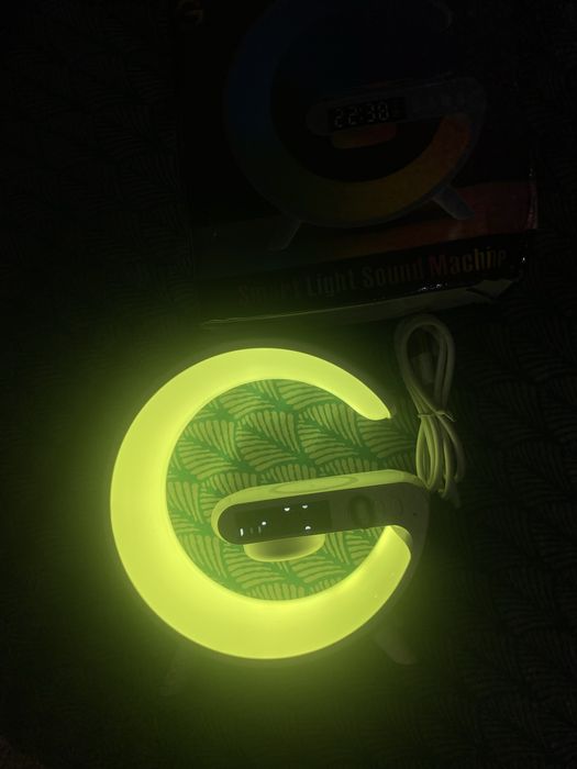 Настільна rgb лампа з колонкою годиником та бездротовою зарядкою