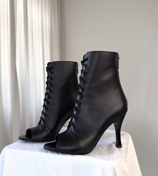 Skórzane botki na wysokim obcasie – rozmiar 40