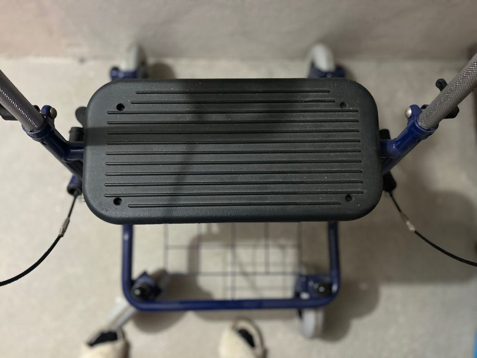 Andarilho de alumínio e 4 rodas