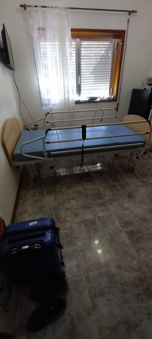 Cama de cuidados elétrica mais colchão anti escaras e compressor.