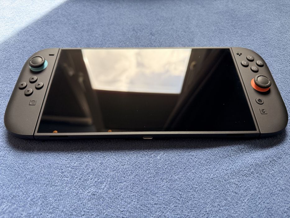 Nintendo Swith 2  prawie nowa lipiec 26 +gra