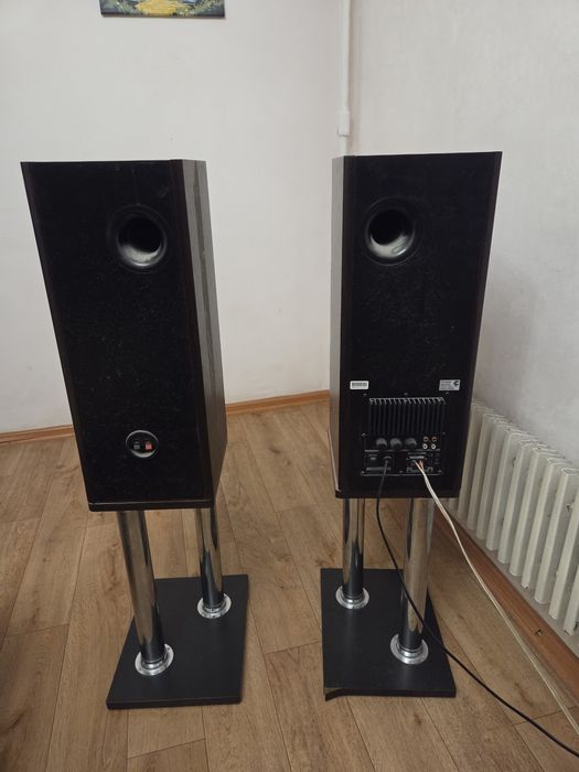 Колонки " Microlab" з вбубованим підсилювачем звуку на ніжках.