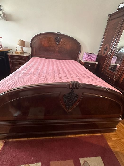 Cama e mesas de cabeceira de madeira maciça em bom estado