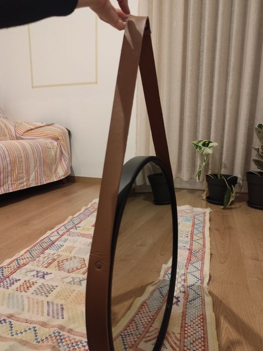 Espelho 50cm diâmetro em ferro preto e couro sintético castanho