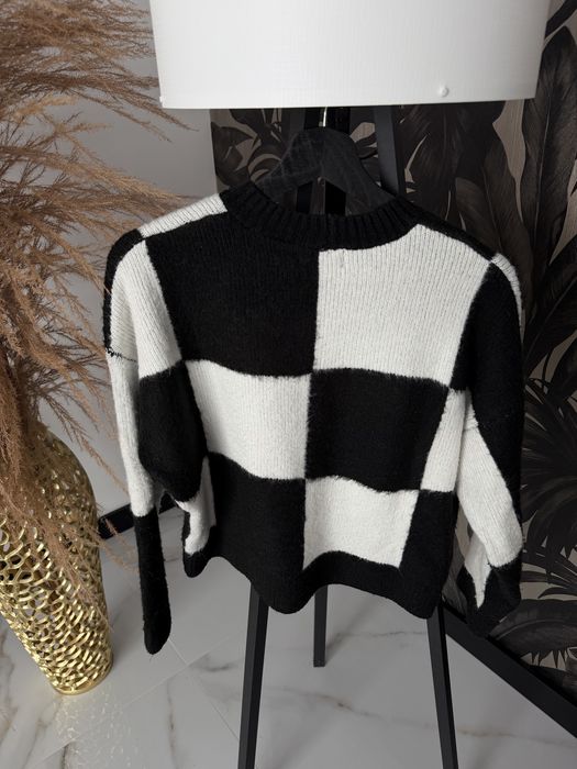 Sweter czarno biały w kratę szachownice 34/XS Bershka