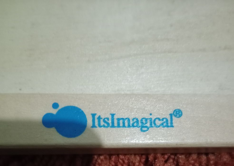 Brinquedo interativo em madeira.
