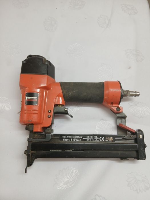 Pistolet pneunatyczny na gwozdzie zszywki