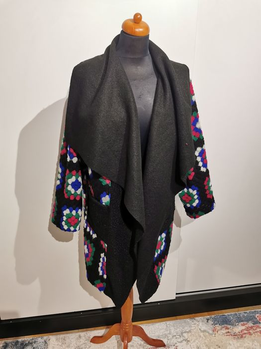 Śliczny płaszcz narzutka bez zapięcia oversize 35% wełna