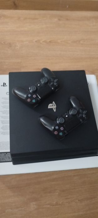 Ps4 PRO com 2 comandos