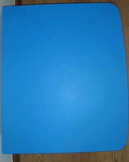 Conjunto mesa azul e cadeira também azul de criança