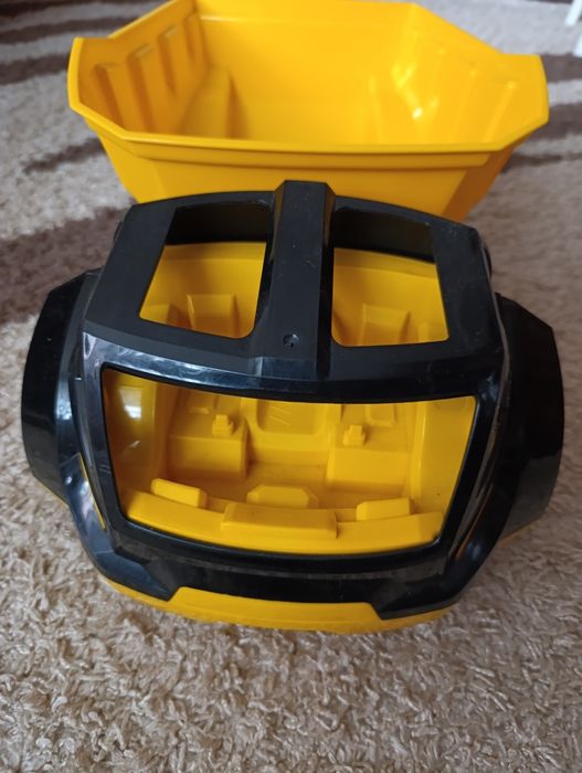 Игрушечные машинки.