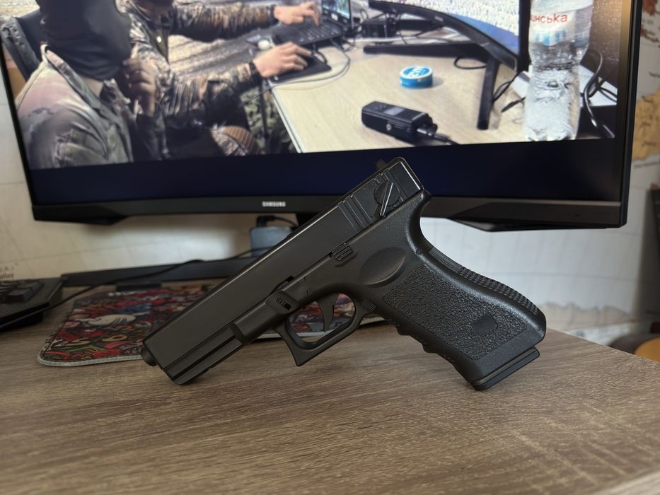 Іграшковий пістолет Glock