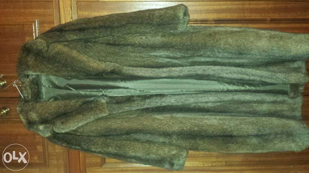 Vendo 2 casacos de pele verdadeira estilo vintage anos 60 a 70, mulher