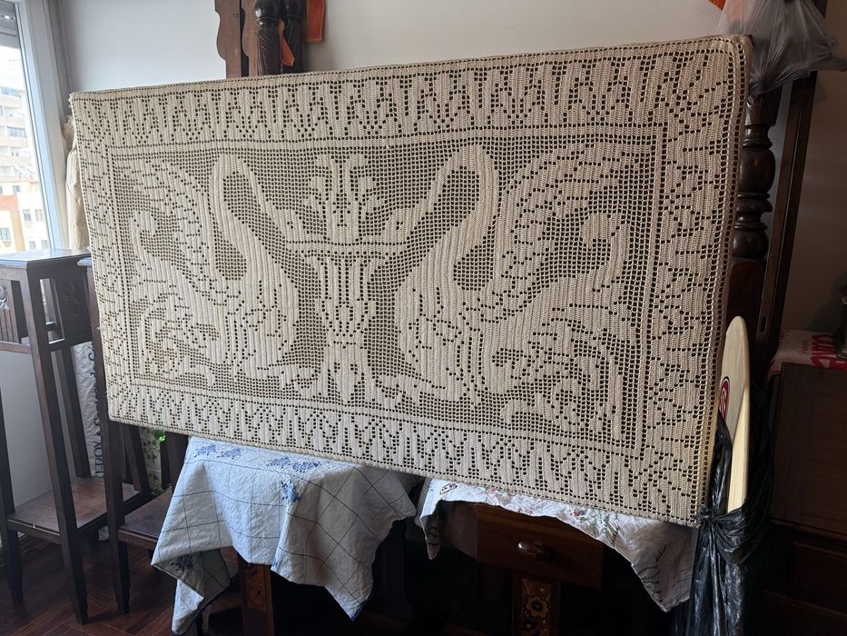 Painel / Cabeceira em Croché Antigo Feito à Mão (Desenho Cisnes)