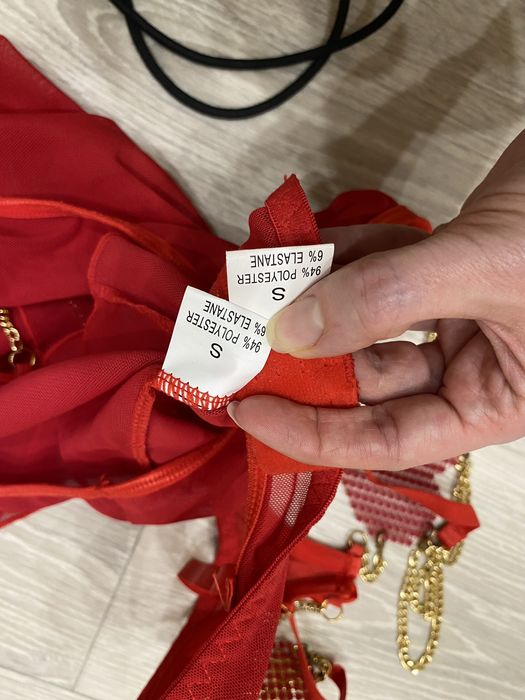 Комплект червоної еротичної білизни зі стразами.