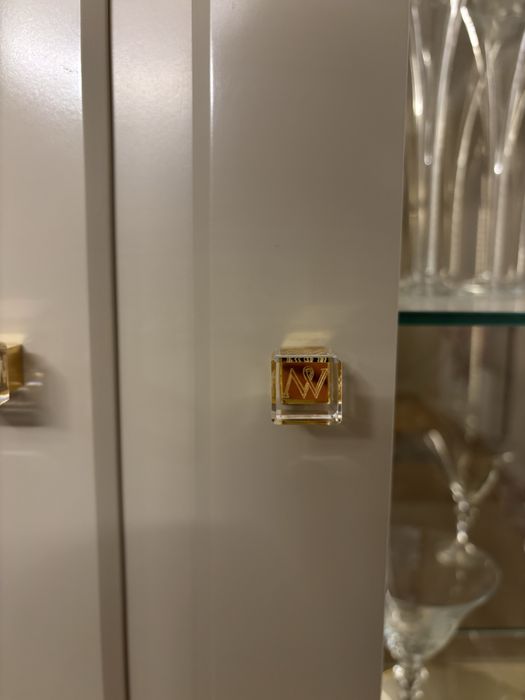 Elegancka, podswietlana witryna marki NOVELLE