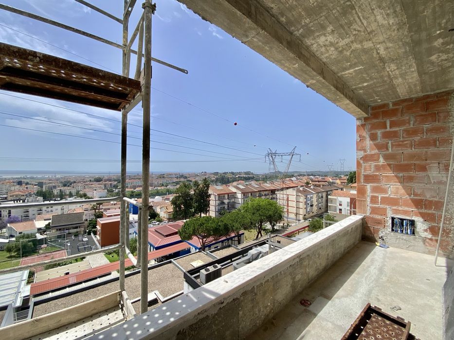 Apartamentos T3 novos, com varanda e parqueamento para 2 viaturas