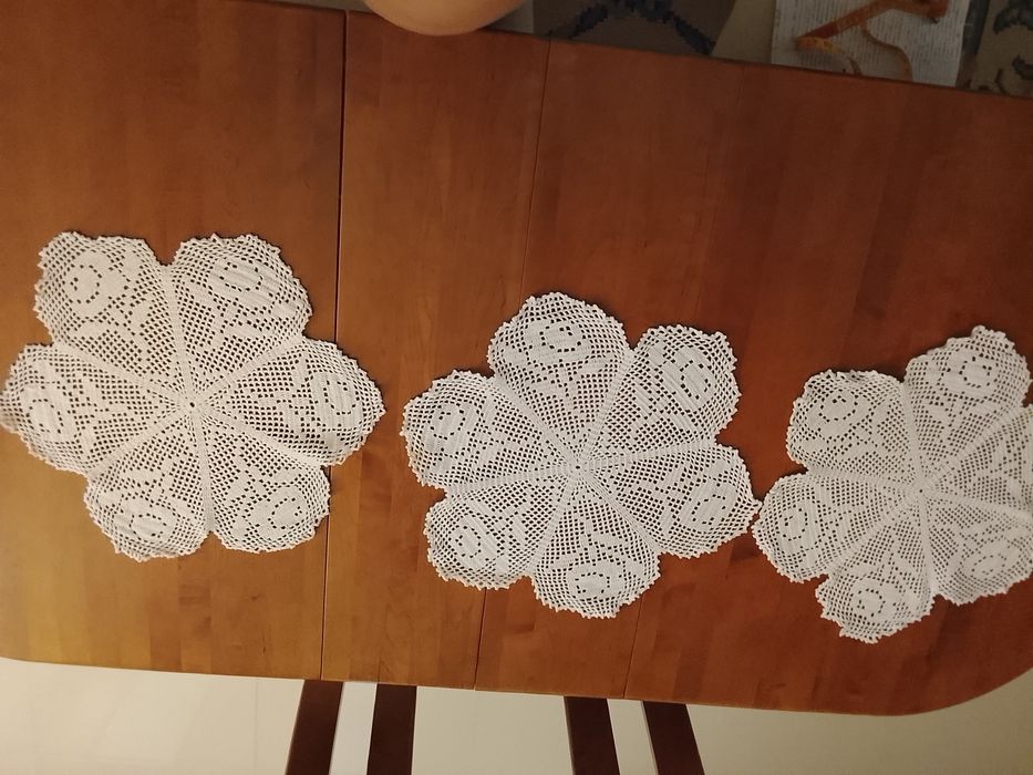 Conjunto de três naperons em crochê feitos á mão