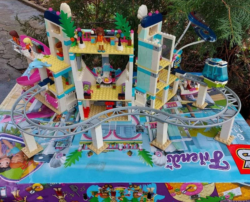 Конструктор для девочек лего friends мега замок курорт хартлейк сити