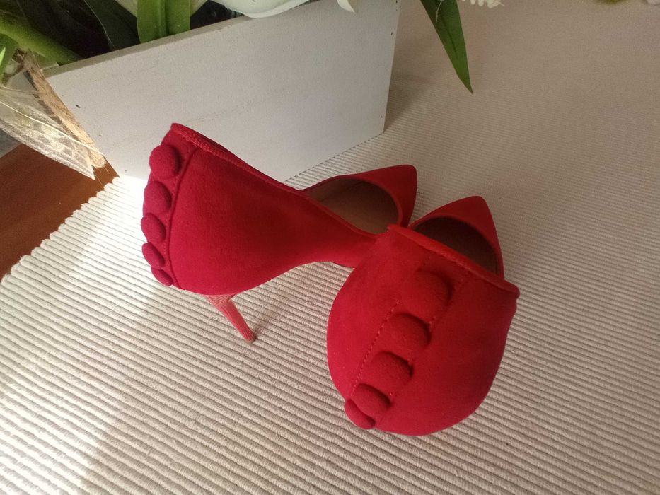 Sapatos lindos vermelhos camurça estiletes 38 novos