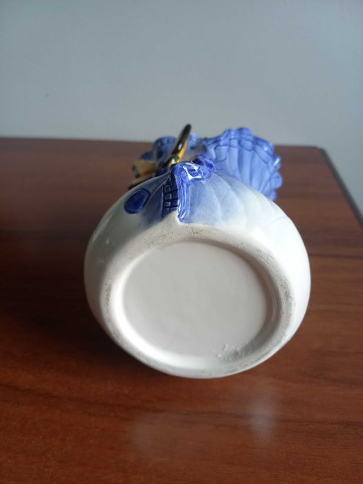 Wazon ceramika porcelana ozdobna z motylem.