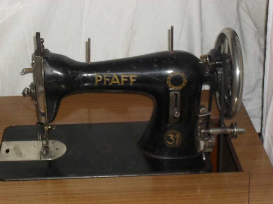 Máquina de costura PFAFF 31 com móvel