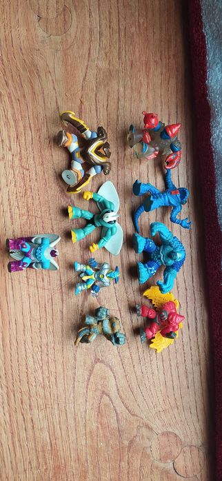 26 figurek zabawek