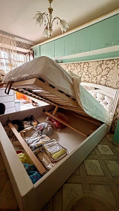 Продаётся двуспальная кровать из бука 160×200 с подъёмным механизмом