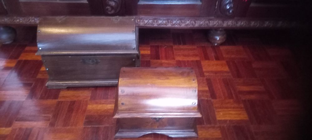 2 baús de madeira