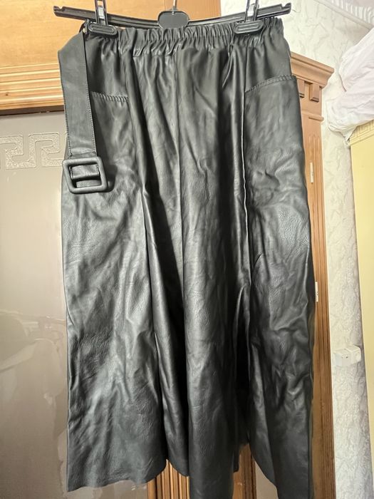 Чорна нова спідничка