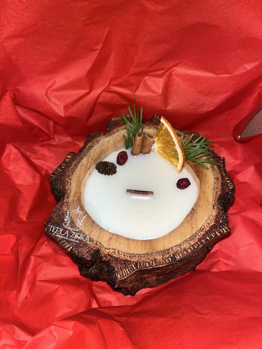 Свічка з соєвого воску в дереві