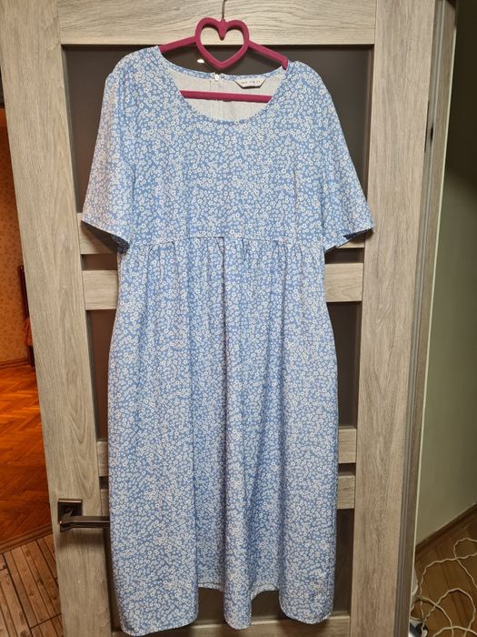 Блакитна сукня в білі квіточки