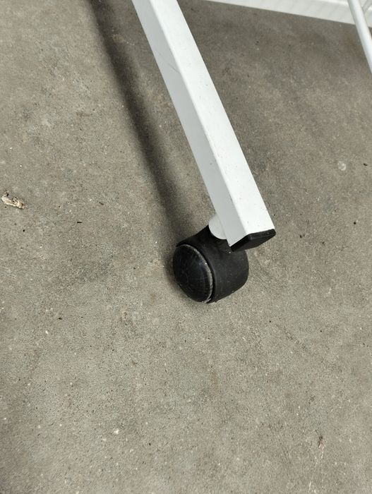 Expositor Metálico com 4 Prateleiras e Rodas (1,5m x 40cm)