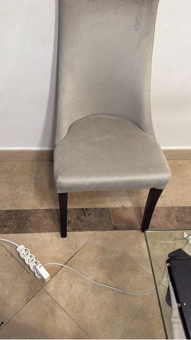 Mesa de jantar com 6 cadeiras estofadas