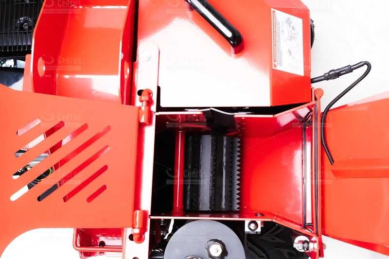 Rębak CEDRUS RB05 PRO Rozdrabniacz Spalinowy Podajnikiem Hydrauliczny