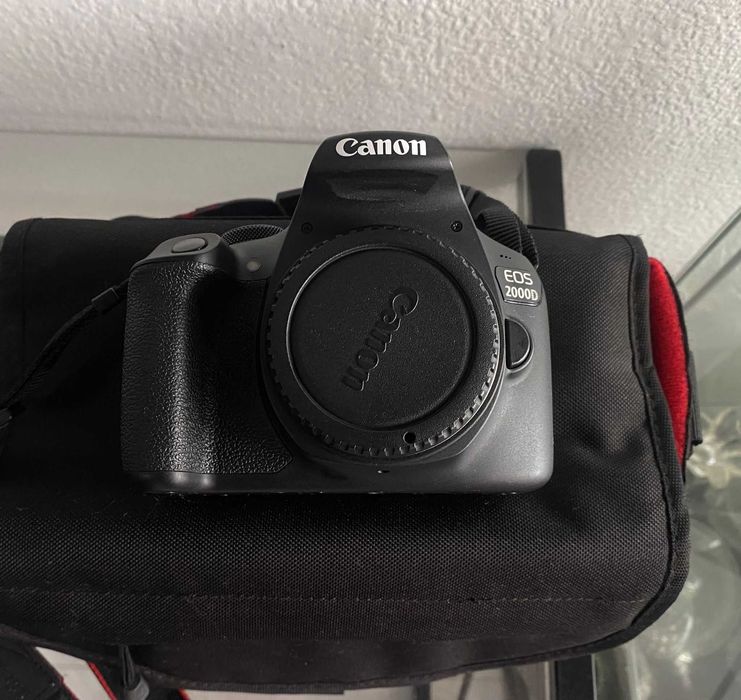 Camara Canon EOS 2000D