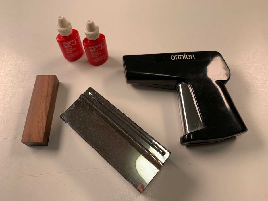 Kit de limpeza e desmagnetização de discos e agulhas.