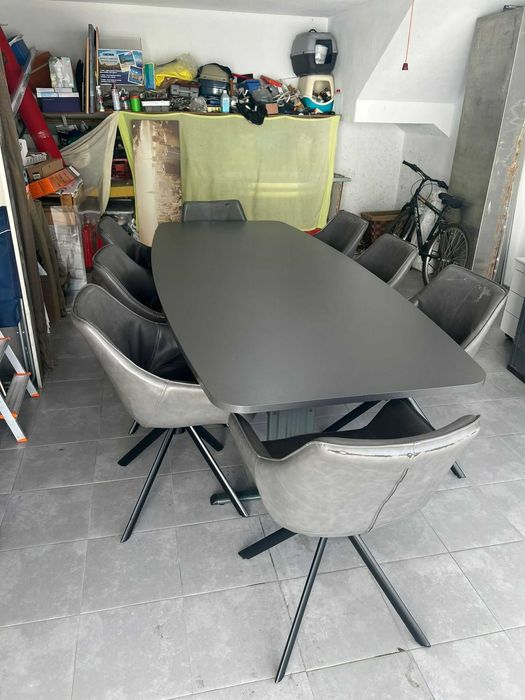 Mesa com 2,60m2 e 8 cadeirões