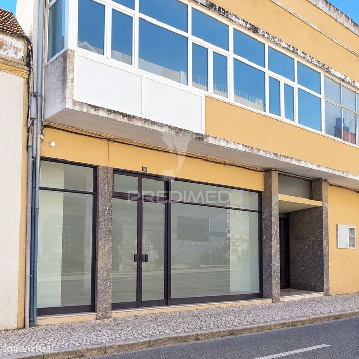 Oportunidade de Ouro no Centro de Peniche – O Espaço Perfeito para...