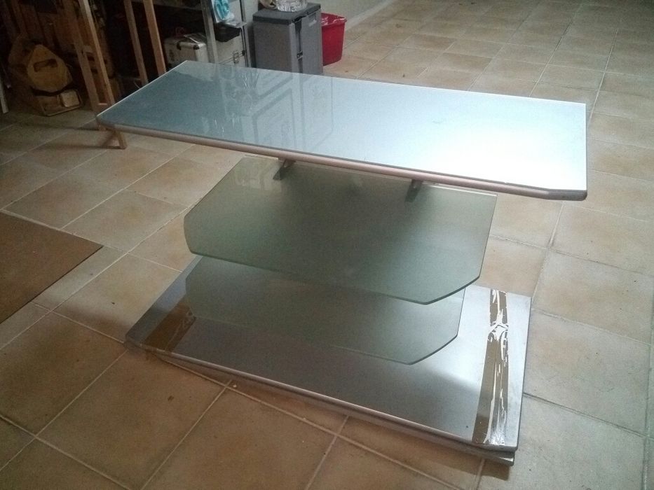 Movel tv em vidro e metal.