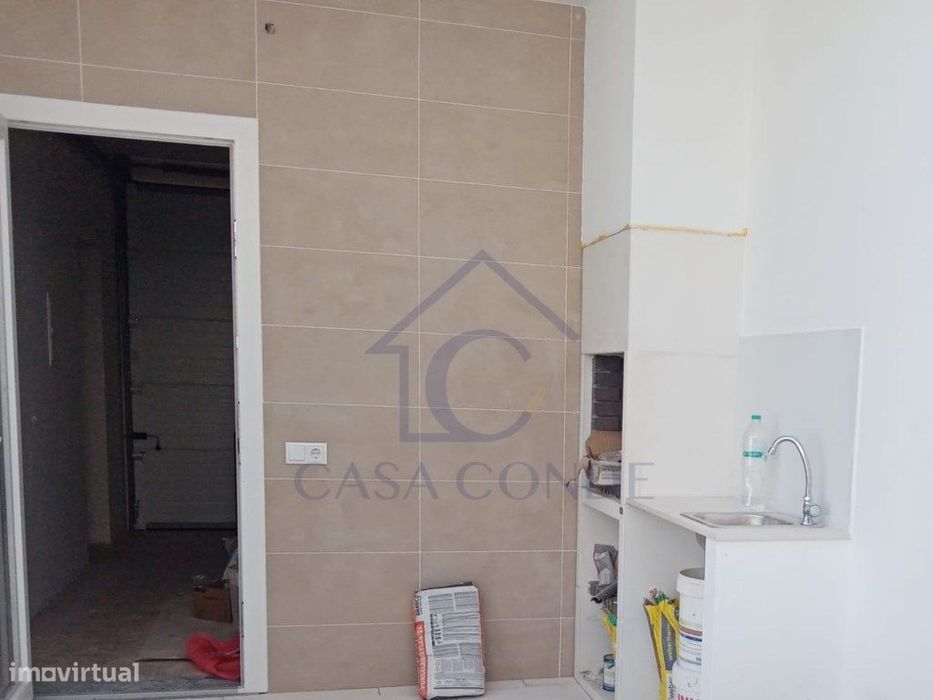 Moradia T4 Duplex com piscina, 180 m², acabamentos de luxo